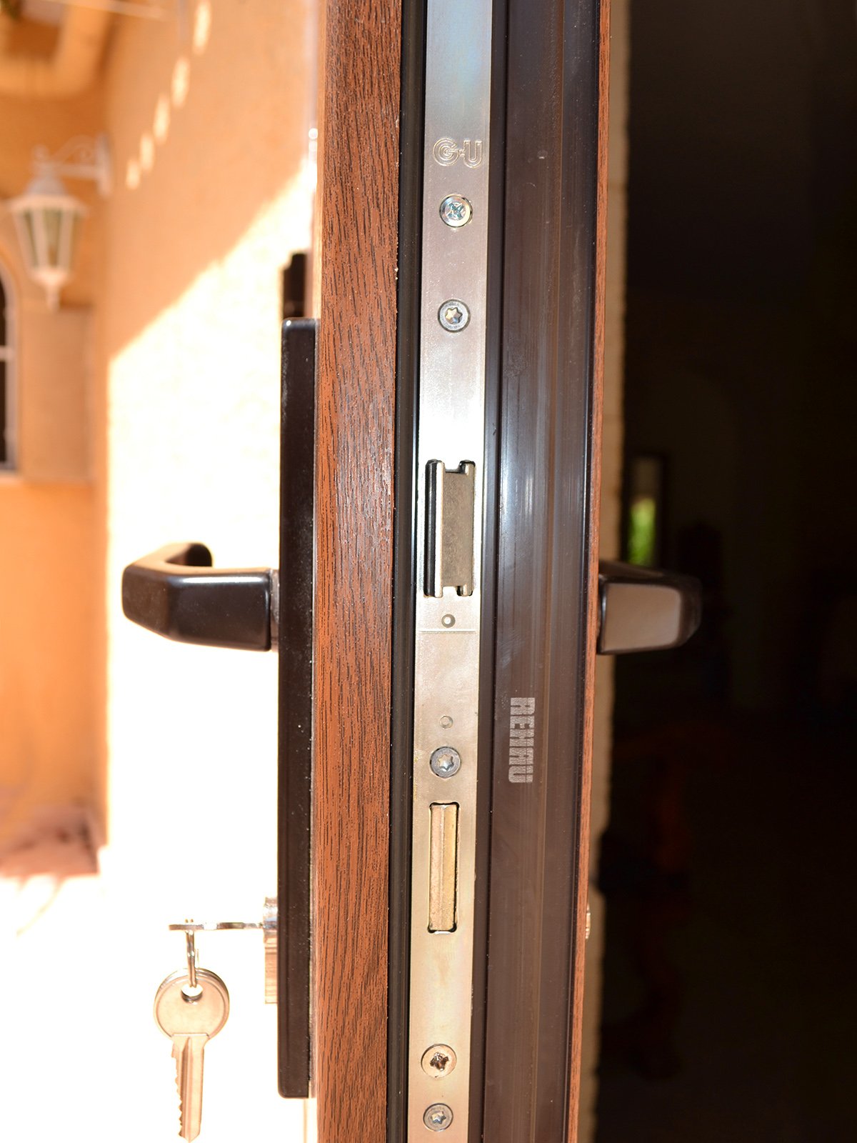 Handle with lock of the entrance door PVC REHAU in Javea (Valencia)
